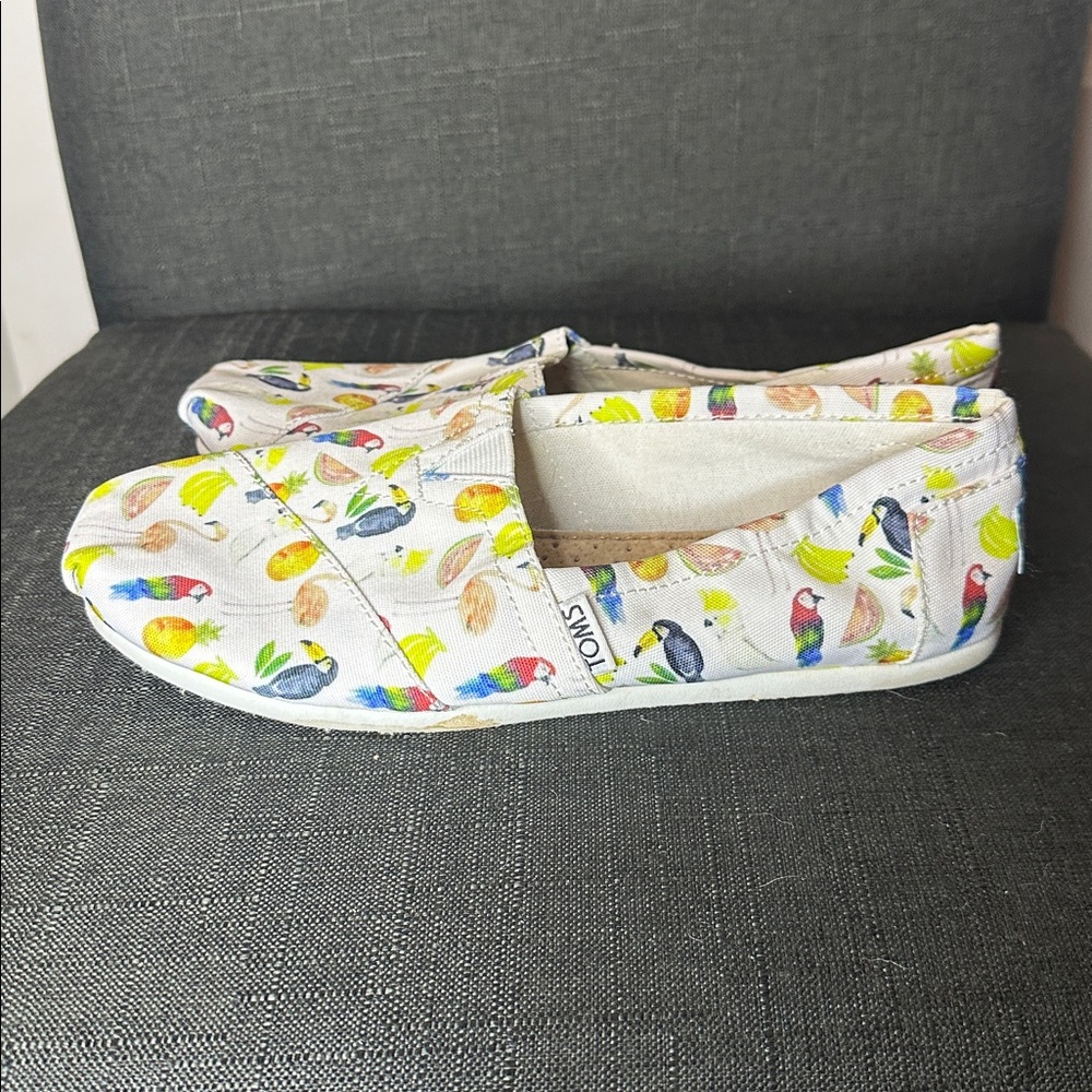 Toms Size 7 White with Colorful Fruit Tropical Print Shoes - Picture 5 of 9